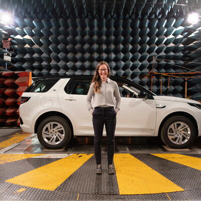 Frau vor Auto im Audio-Kanal