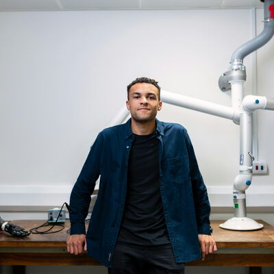 Mann am Schreibtisch