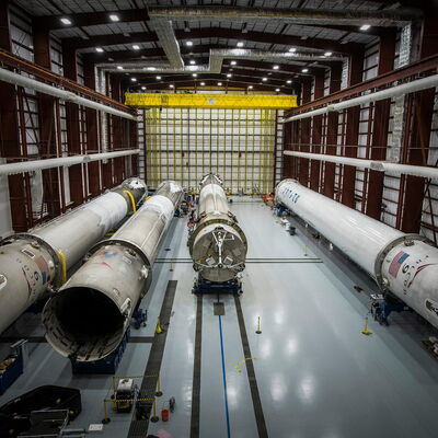 Halle mit Hüllen für Raketenantrieben